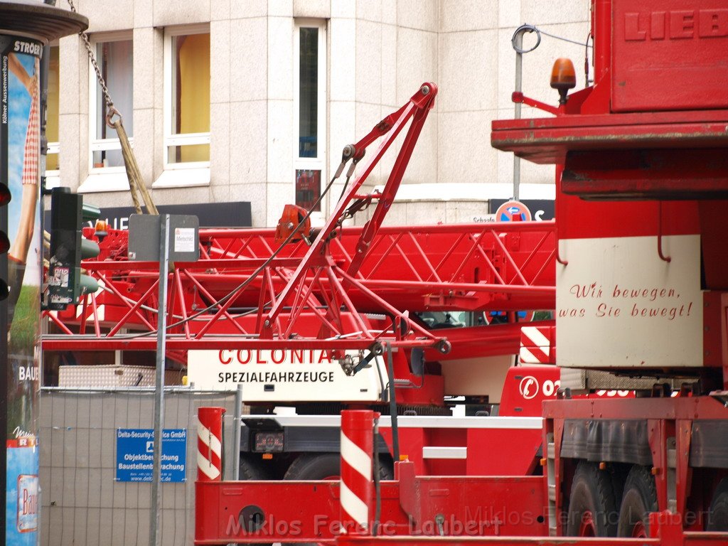 Ausleger vom Mobil Kran abgerissen Koeln Schaafenstr Habsburgering P243.JPG